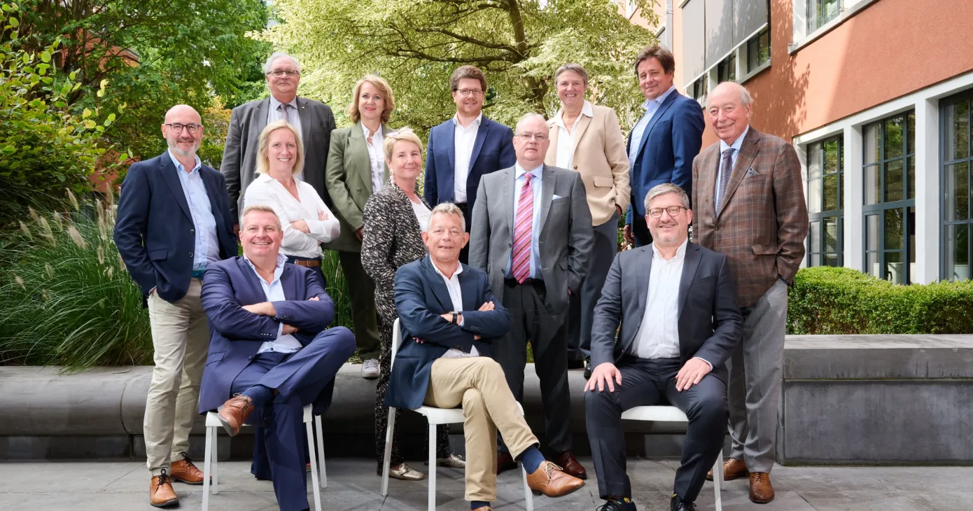 Photo de groupe de l'assemblée générale d'AVOCATS.BE, année judiciaire 2024-2025