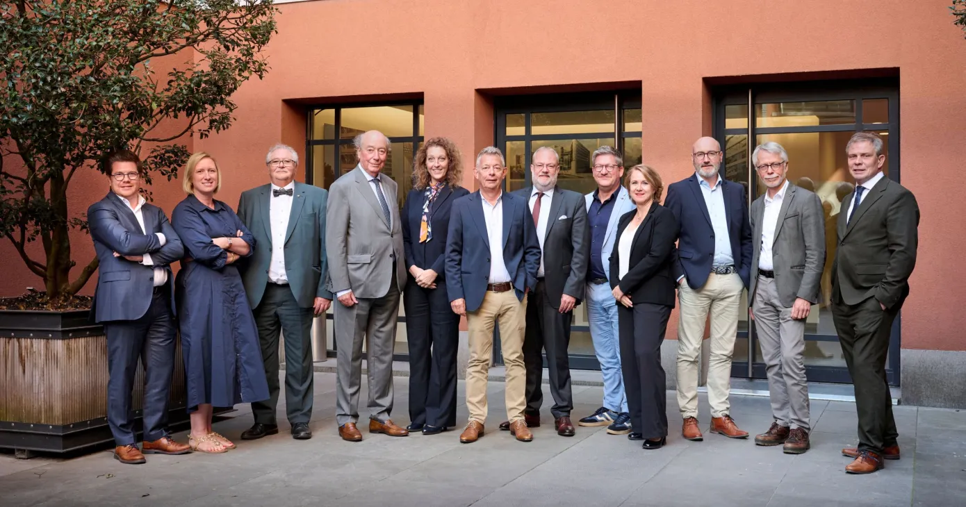 Photo de groupe de l'assemblée générale d'AVOCATS.BE, année judiciaire 2025-2026