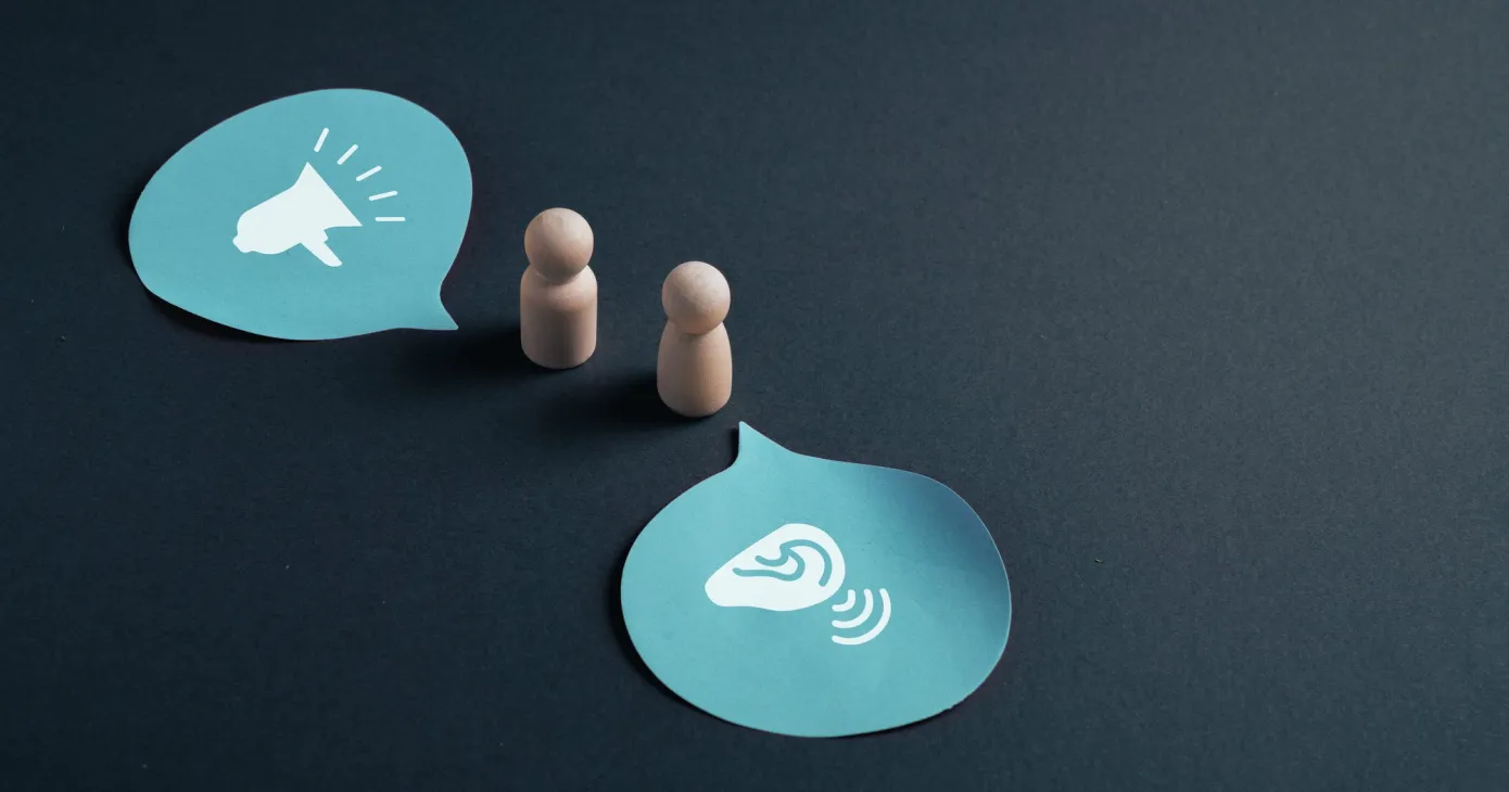 Deux pions reliés par des bulles de dialogue