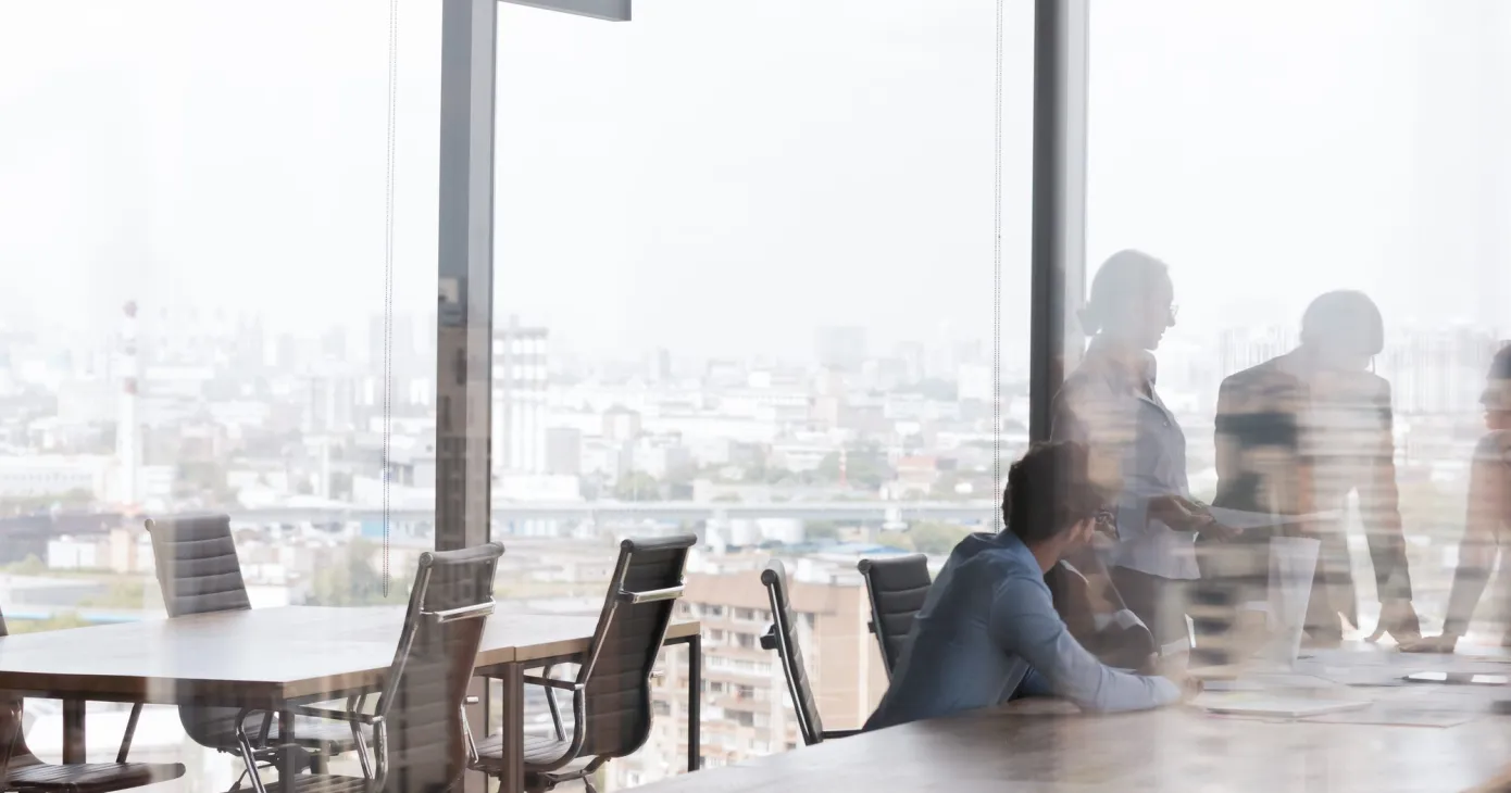 Plateau de bureaux vitré avec vue sur la ville