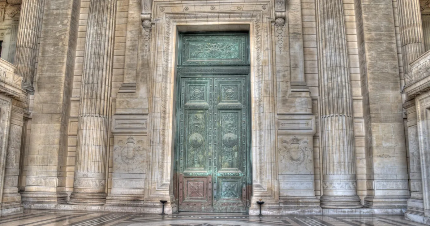 Porte monumentale en bronze du Palais de justice de Bruxelles