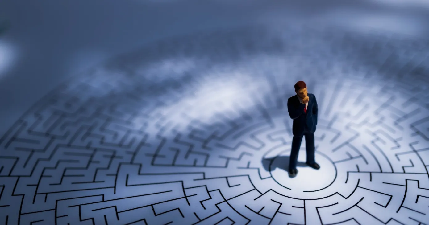 Personnage miniature au centre d'un labyrinthe