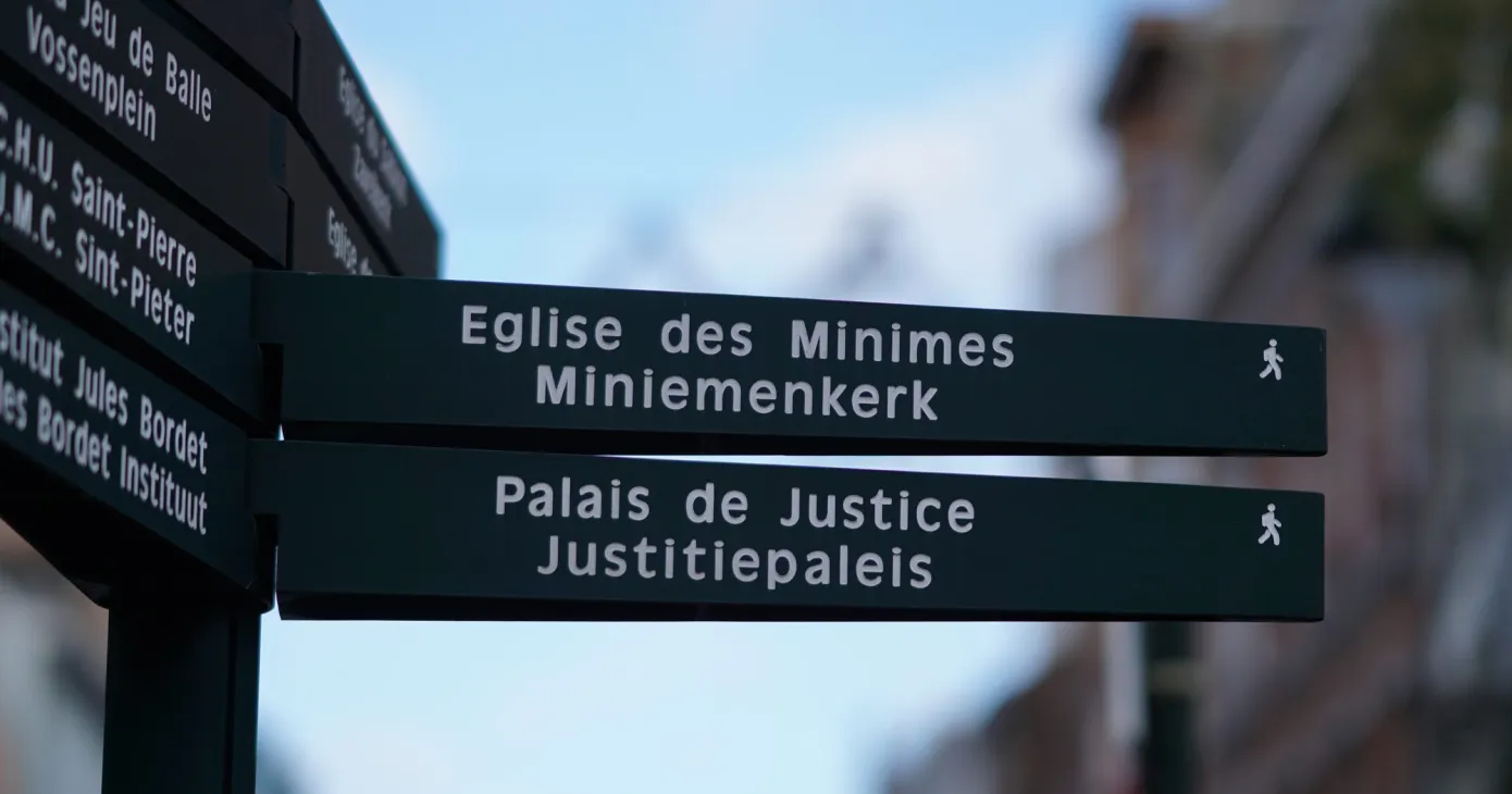 Panneaux directionnels bilingues à Bruxelles indiquant le Palais de justice