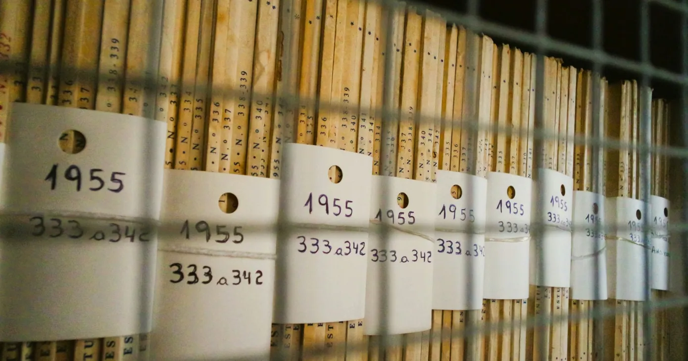 Rangée de registres archivés, étiquetés et numérotés