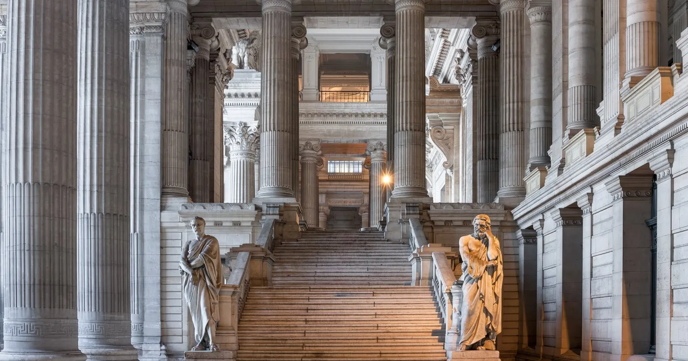 Escalier monumental et colonnade d'un palais de justice