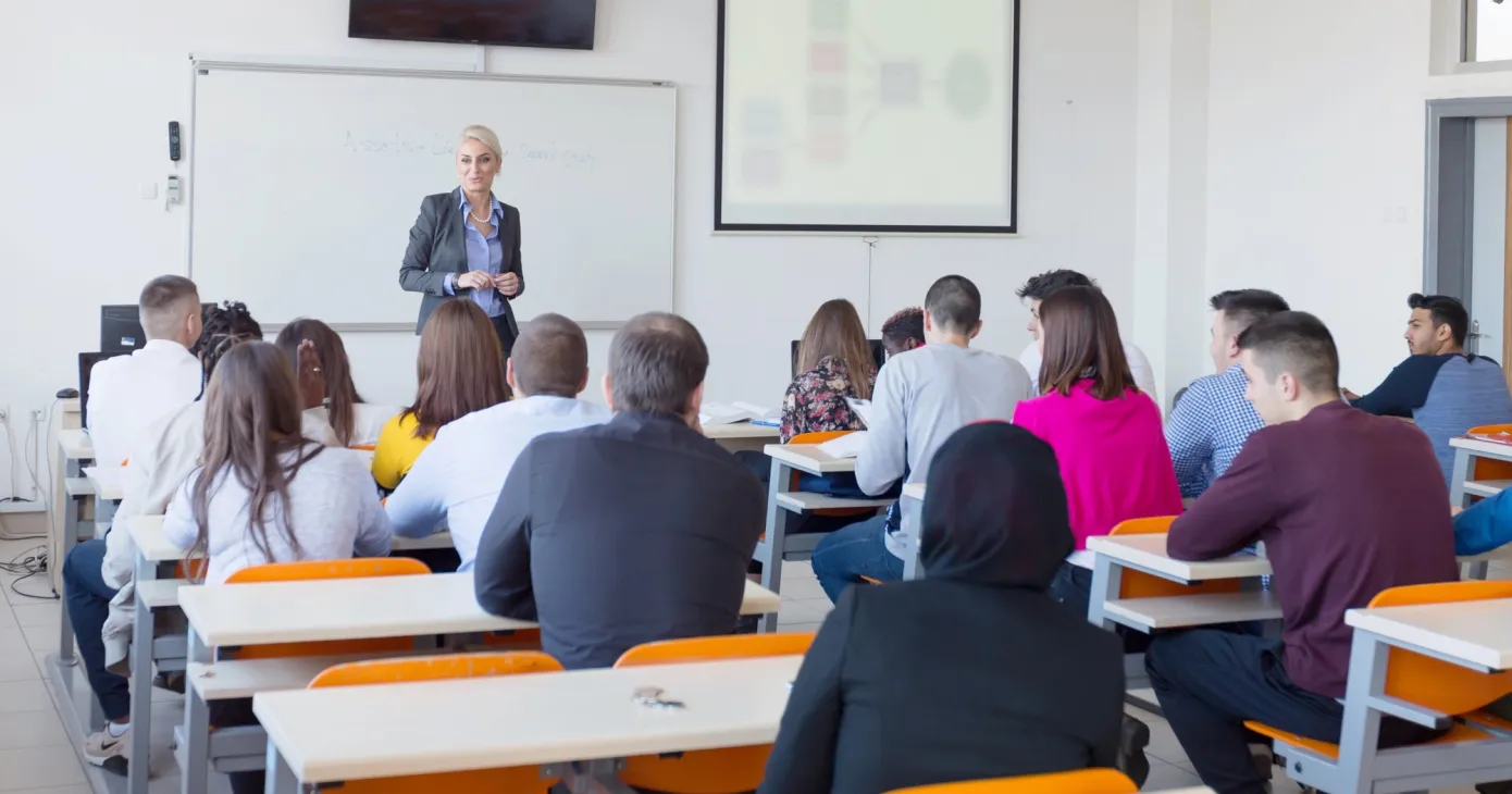 Salle de formation vue depuis le fond, pendant un exposé