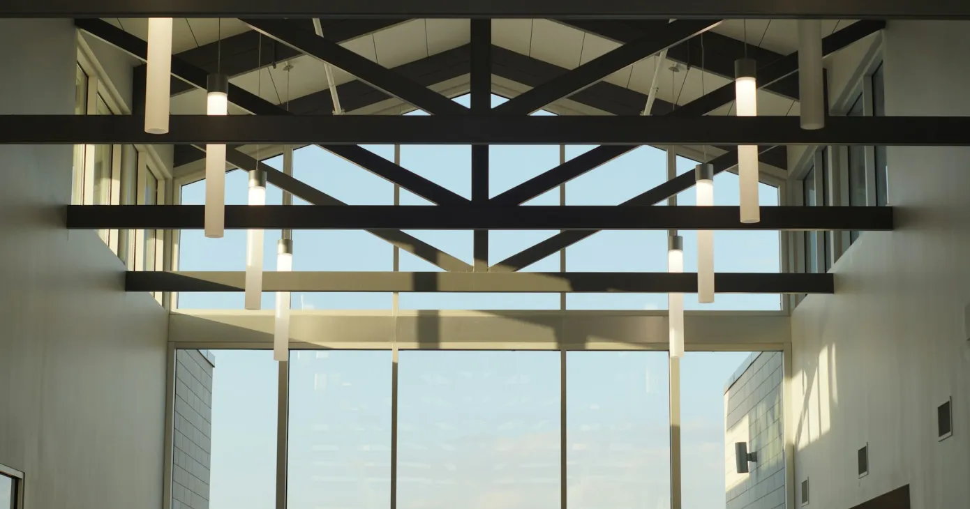 Charpente métallique et verrières d'un bâtiment contemporain