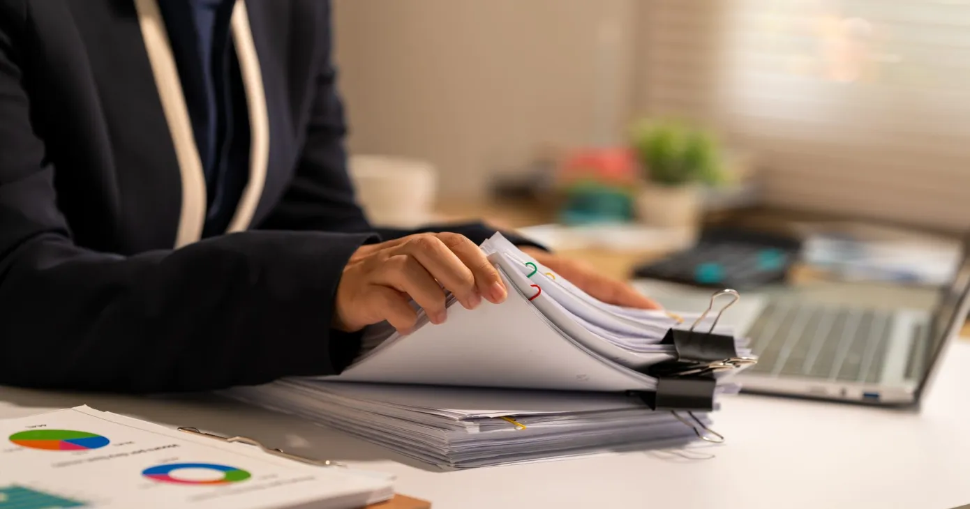 Relecture d'une pile de documents sur un bureau