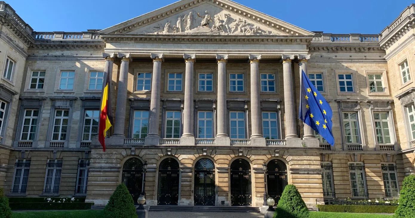 Façade du Palais de la Nation à Bruxelles, drapeaux belge et européen