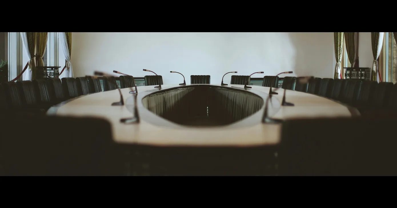 Table de conférence ronde équipée de micros, en noir et blanc