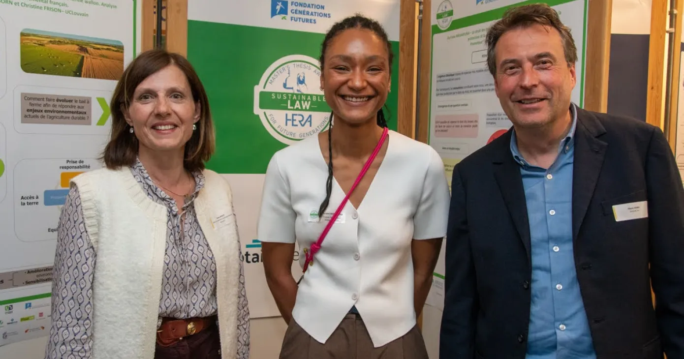 Lauréat(e)s des HERA Awards 2026 devant les affiches de présentation de leurs travaux