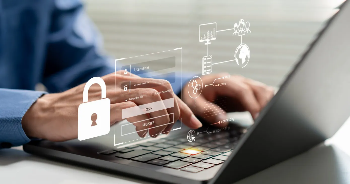 Mains sur un clavier d'ordinateur portable, cadenas et icônes de sécurité en surimpression