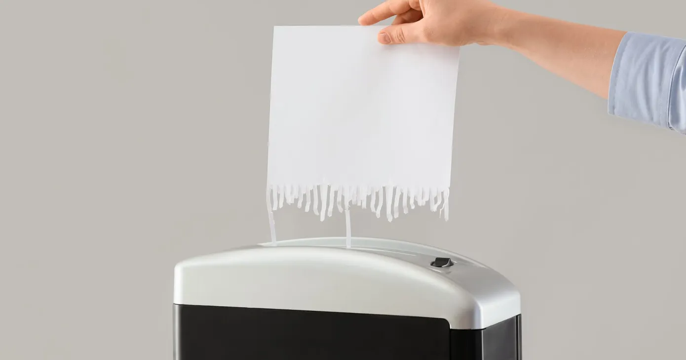 Destruction de documents confidentiels dans un broyeur de bureau
